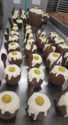 Chocolatier qui vend des bûches de Noël faites maison avec plusieurs parfums